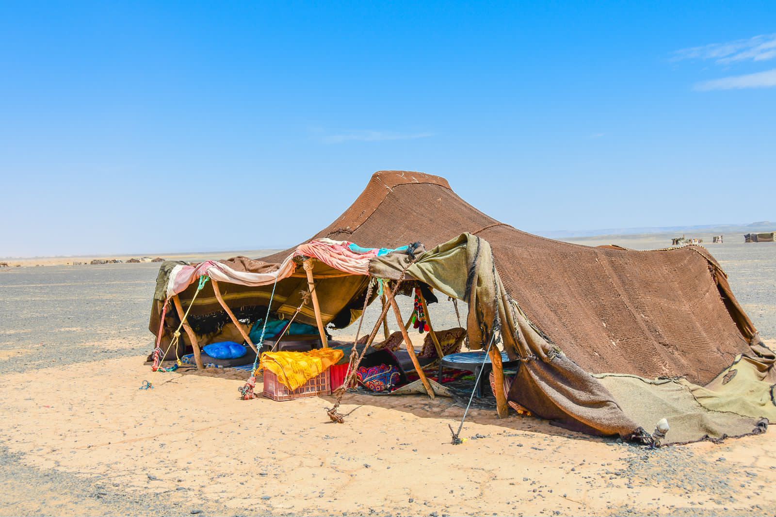 Beleuchtete Zelte eines Wüstencamps in den Dünen bei Nacht